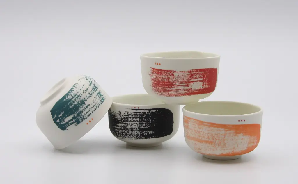 Petites tasses en porcelaine décor engobe de couleur de Sophie Rocajpg.webp