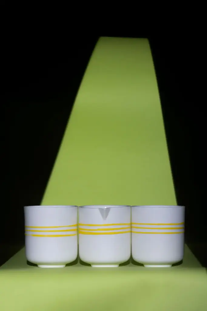 Tasse décor 3 traits jaunes 